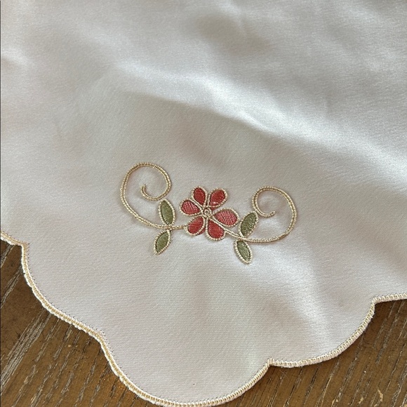NEW! Elegant Vintage Inspired Creamy White Floral Embroidered Table Scarf Runner - Picture 6 of 8